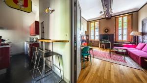 a kitchen and living room with a pink couch at Authentic Flat in Dijon in Dijon