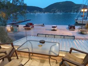 a glass table on the deck of a boat at Fyki sea view apartment in Vlikhón