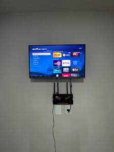 a flat screen tv hanging on a wall at Aconchegante é silencioso in Rio Verde