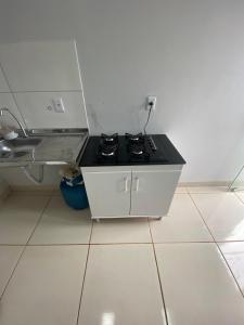 a kitchen with a stove and a counter top at Aconchegante é silencioso in Rio Verde