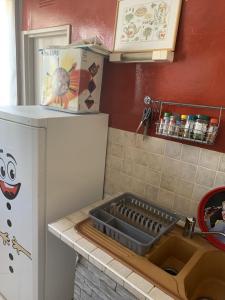 a toy kitchen with a sink and a refrigerator at Le Jocondien in Joué-lès-Tours +1 photo