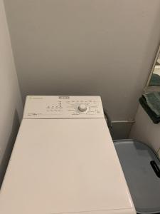 a small washing machine in a small room at Le Jocondien in Joué-lès-Tours