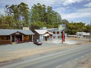 an old car parked in front of a gas station at Hotel pousada BR 285 in Turvo