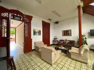 a living room with two chairs and a couch at Hotel Los Ángeles in Buga
