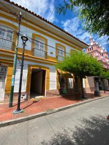 a yellow and white building on the side of a street at Hotel Los Ángeles in Buga
