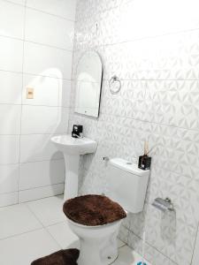 a white bathroom with a toilet and a sink at Colman Apart Central 07 in Ciudad del Este +19 photos