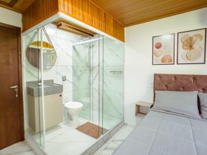 a glass shower in a bedroom with a bed at Hotel pousada BR 285 in Turvo +132 photos