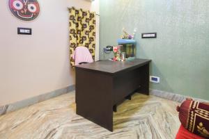 a room with a desk and a mirror in a room at Hotel O Aagman Guest House in Hākala