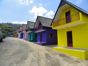 a row of colorful houses on a street at Pousada Praia do Sol in Poços de Caldas