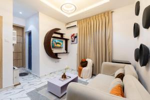 ein Wohnzimmer mit Sofa und Fernseher in der Unterkunft ICH Haven in Ibadan