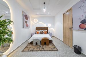 ein Schlafzimmer mit einem Bett und einem Tisch in der Unterkunft ICH Haven in Ibadan
