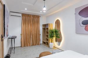 ein Schlafzimmer mit einem Surfbrett an der Wand in der Unterkunft ICH Haven in Ibadan