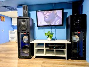 a room with two speakers and a tv on a wall at 2 BEDROOM APARTMENT 20 min-Newark Airport 15 min- Stadium Downtown Newark- Branch Brook park inn in Newark