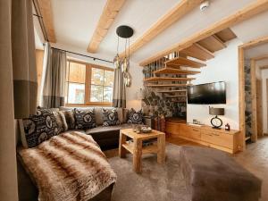 a living room with a couch and a tv at Wildrose in Wagrain
