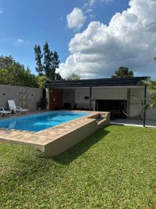 a swimming pool in the backyard of a house at Vivíana Hause Hospedaje in Cambyretá