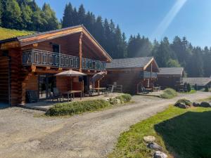 a log cabin with a porch and tables and chairs at Jenig 5A in Jenig