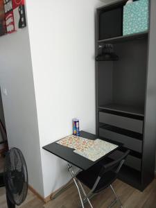 Ein kleiner Tisch vor einem Kleiderschrank mit einem Ventilator. in der Unterkunft studio, in Doue + 1 Foto