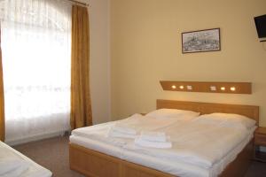 Tempat tidur dalam kamar di Hotel Zámeček