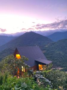 a house on a hill with mountains in the background at Keda Horizon cottage in K'eda
