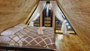 a bedroom with a bed and a window in a cabin at Keda Horizon cottage in K'eda
