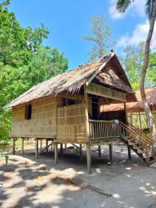 a small hut with two benches in front of it at Kafdarun Homestay in Dokkor