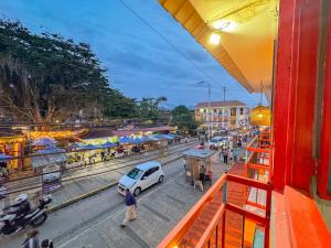 an overhead view of a busy city street with a white van at Hotel Casa Rosario in Circasia