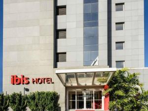 a building with a bus hotel sign in front of it at ibis Recife Boa Viagem in Recife