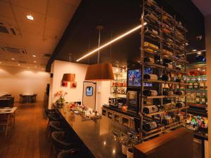a bar in a restaurant with a counter and chairs at ibis Recife Boa Viagem in Recife