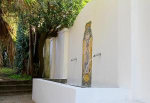 a skateboard sitting on the side of a wall at Senhora do Cabo Meco Homy Holidays in Sesimbra