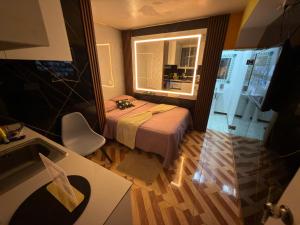 a small room with a bed and a window at Gold House Premium in Hacienda Mera