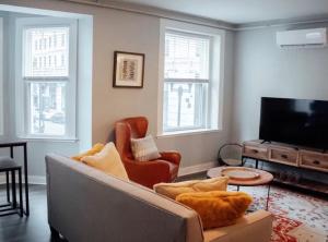 a living room with a couch and a tv at Cantlley Noewsy in Wilmington