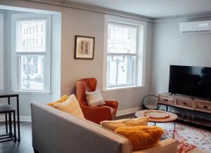 a living room with a couch and a tv at Cantlley Noewsy in Wilmington