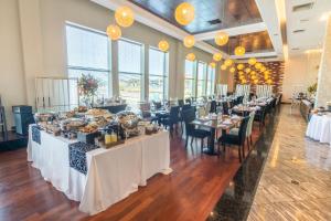 a banquet hall with white tables and chairs at MDS Hotel Concepción in Concepción