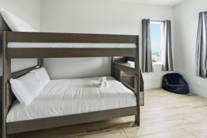 a bedroom with a bunk bed with a cat sitting on it at Sunset Acres Ideal for all Occasions in Clermont +97 photos