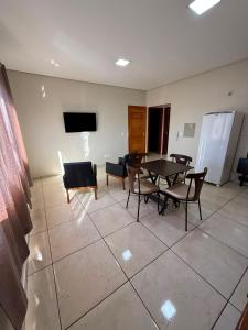 a living room with a table and chairs and a tv at Galante in Toledo