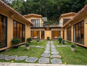 a courtyard of a house with a stone walkway at Đảo Ngọc Retreat in Quang Ninh