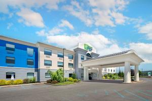 a hotel front of a building with a parking lot at Holiday Inn Express Selinsgrove by IHG in Shamokin Dam