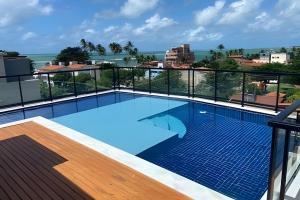 a swimming pool on the roof of a building at Condomínio Pérola de Porto in Ipojuca