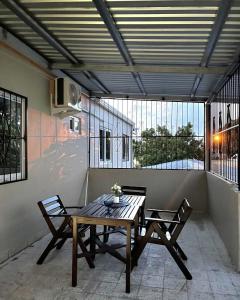 a wooden table and two chairs on a patio at La Casa de MiNi in La Ceiba