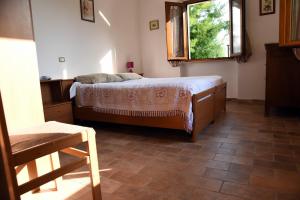 A bed or beds in a room at Casale Montesicuro