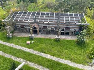 an aerial view of a building in a garden at Hotel las carretas , spa y temazcal in Zacatlán
