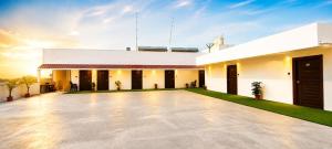 an empty courtyard of a house with the sun setting at Hotel Lavish Grand in Tenāli