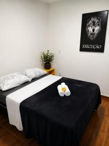 a bedroom with a bed with two towels on it at Refúgio do Paraty Mirim in Paraty