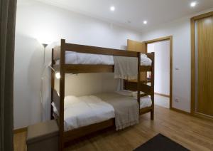 ein Schlafzimmer mit zwei Etagenbetten in einem Zimmer in der Unterkunft Cantinho da Ilha in Achadinha + 146 Fotos