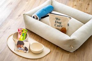 a dog care bag on the floor with a plate at INNSiDE by Meliá Madrid Valdebebas in Madrid +70 photos