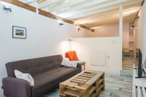 托萊多的住宿－Apartamento Toledano SXVI，带沙发和咖啡桌的客厅