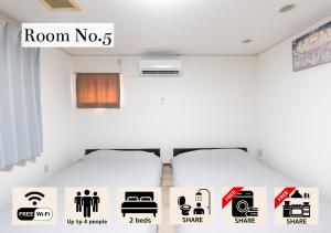 ein Schlafzimmer mit einem Bett mit Zimmer keine Aufkleber darauf in der Unterkunft まち宿門 in Nakatsugawa
