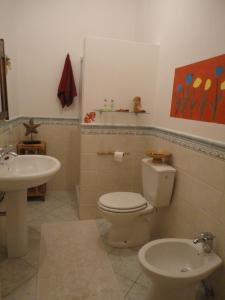La salle de bains est pourvue de toilettes et d'un lavabo. dans l'établissement B&B Mare E Natura, à Cuile Ezi Mannu