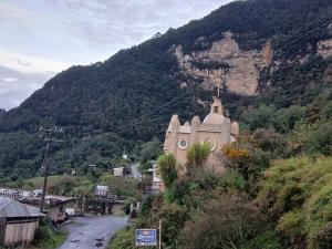 an old building on the side of a mountain at Aldea Axocobaca in Zoquitlán