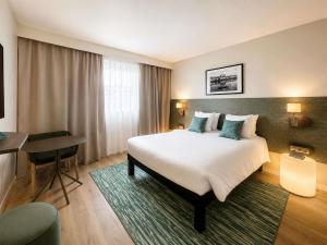 a hotel room with a bed and a desk at ibis Styles Tours Centre in Tours